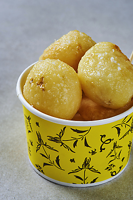 포토 JPG 스튜디오촬영 회색배경 디저트 실내 근접촬영 사람없음 쌓기 종이컵 통감자 포장용기 휴게소 국내포토 음식 뷰포인트 백그라운드 모션 휴식 감자 내부 컵 회색 일회용 포장재료 파일형식