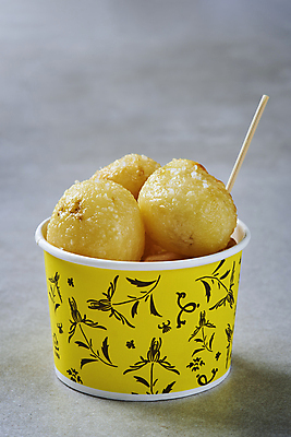 포토 JPG 스튜디오촬영 회색배경 디저트 실내 사람없음 쌓기 종이컵 통감자 포장용기 휴게소 국내포토 음식 백그라운드 모션 휴식 감자 내부 컵 회색 일회용 포장재료 파일형식