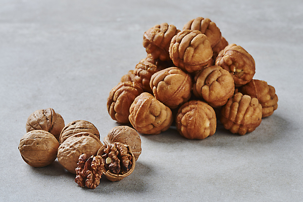 포토 JPG 스튜디오촬영 회색배경 디저트 실내 사람없음 쌓기 호두 호도과자 휴게소 국내포토 음식 백그라운드 모션 휴식 내부 과자 회색 견과류 파일형식