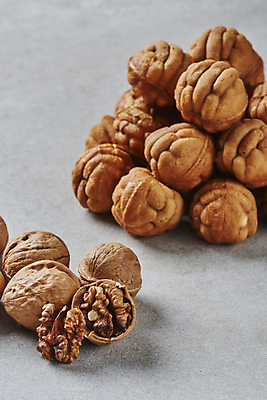 포토 JPG 스튜디오촬영 회색배경 디저트 실내 사람없음 쌓기 호두 호도과자 휴게소 국내포토 음식 백그라운드 모션 휴식 내부 과자 회색 견과류 파일형식