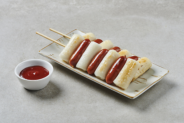 포토 JPG 스튜디오촬영 접시 회색배경 디저트 실내 사람없음 케첩 종지 휴게소 소떡소떡 국내포토 그릇 식기 음식 백그라운드 휴식 내부 회색 소스_음식 꼬치 파일형식