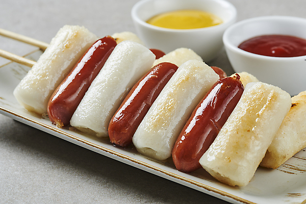 포토 JPG 스튜디오촬영 접시 회색배경 디저트 실내 근접촬영 사람없음 케첩 머스터드 종지 휴게소 소떡소떡 국내포토 그릇 식기 음식 뷰포인트 백그라운드 휴식 내부 회색 소스_음식 꼬치 파일형식