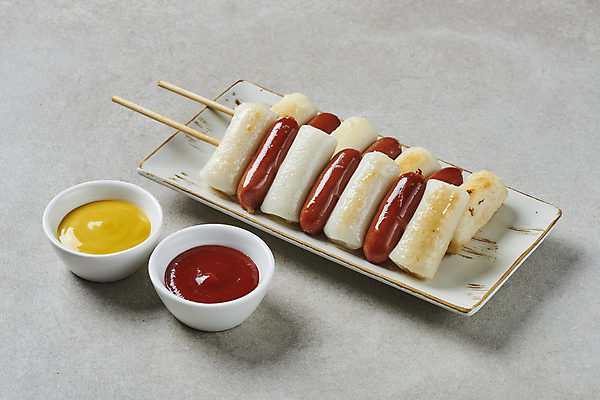 포토 JPG 스튜디오촬영 접시 회색배경 디저트 실내 사람없음 케첩 머스터드 종지 휴게소 소떡소떡 국내포토 그릇 식기 음식 백그라운드 휴식 내부 회색 소스_음식 꼬치 파일형식