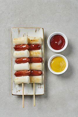 포토 JPG 스튜디오촬영 접시 회색배경 디저트 실내 사람없음 하이앵글 케첩 머스터드 종지 휴게소 소떡소떡 국내포토 그릇 식기 음식 뷰포인트 백그라운드 휴식 내부 회색 소스_음식 꼬치 파일형식