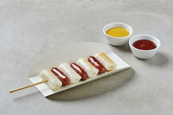 포토 JPG 스튜디오촬영 회색배경 디저트 실내 사람없음 케첩 머스터드 종지 휴게소 종이접시 소떡소떡 국내포토 그릇 접시 음식 백그라운드 휴식 내부 회색 소스_음식 꼬치 파일형식