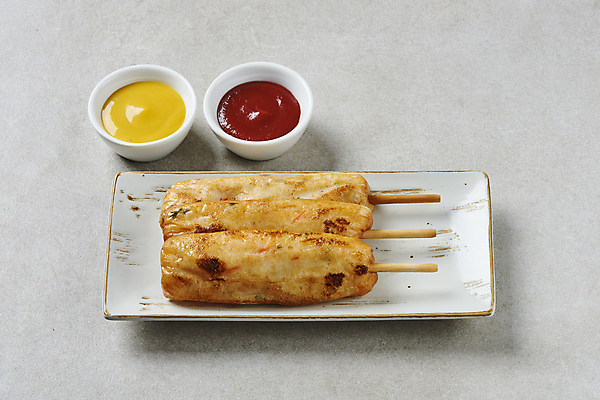 포토 JPG 스튜디오촬영 접시 회색배경 디저트 실내 사람없음 케첩 머스터드 종지 핫바 휴게소 국내포토 그릇 식기 음식 백그라운드 휴식 내부 회색 소스_음식 파일형식