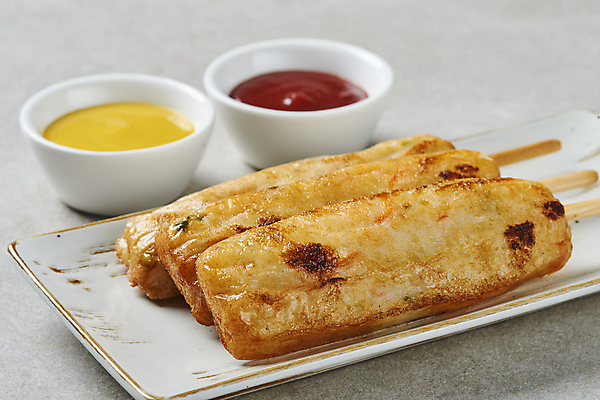 포토 JPG 스튜디오촬영 접시 회색배경 디저트 실내 근접촬영 사람없음 케첩 머스터드 종지 핫바 휴게소 국내포토 그릇 식기 음식 뷰포인트 백그라운드 휴식 내부 회색 소스_음식 파일형식