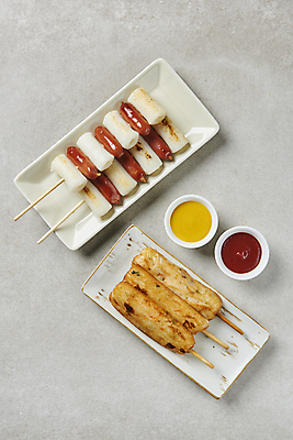 포토 JPG 스튜디오촬영 접시 회색배경 디저트 실내 사람없음 하이앵글 케첩 머스터드 종지 핫바 휴게소 소떡소떡 국내포토 그릇 식기 음식 뷰포인트 백그라운드 휴식 내부 회색 소스_음식 꼬치 파일형식