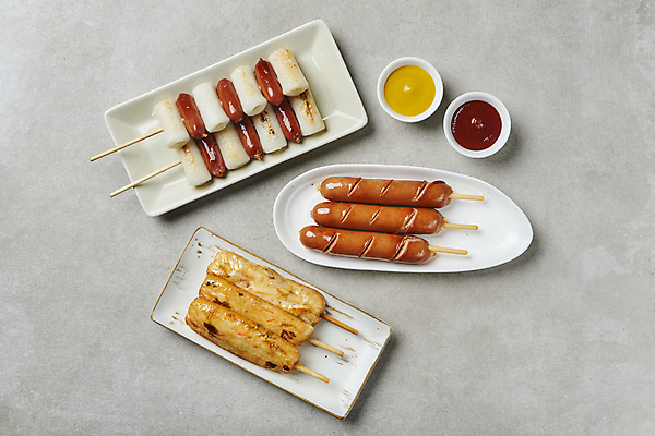 포토 JPG 스튜디오촬영 접시 회색배경 디저트 실내 사람없음 하이앵글 케첩 머스터드 종지 소시지구이 핫바 휴게소 소떡소떡 국내포토 그릇 식기 음식 뷰포인트 백그라운드 휴식 내부 회색 소스_음식 소시지 꼬치 구이 파일형식