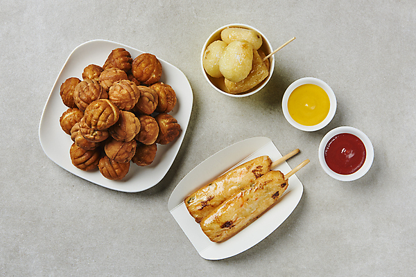 포토 JPG 스튜디오촬영 접시 회색배경 디저트 감자 실내 사람없음 하이앵글 종이컵 케첩 머스터드 종지 이쑤시개 통감자 핫바 호도과자 휴게소 종이접시 국내포토 그릇 식기 음식 뷰포인트 백그라운드 채소 휴식 내부 컵 과자 회색 소스_음식 일회용 파일형식