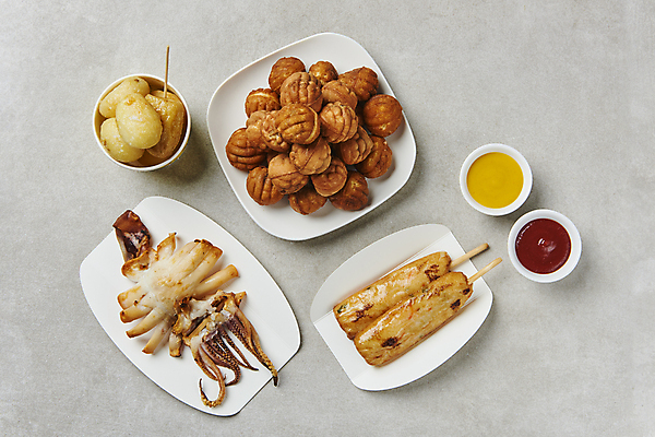 포토 JPG 스튜디오촬영 접시 회색배경 디저트 실내 사람없음 하이앵글 종이컵 케첩 머스터드 종지 이쑤시개 통감자 핫바 호도과자 휴게소 반건조오징어 종이접시 국내포토 그릇 식기 음식 뷰포인트 백그라운드 휴식 감자 내부 컵 과자 회색 소스_음식 일회용 오징어 건어물 파일형식