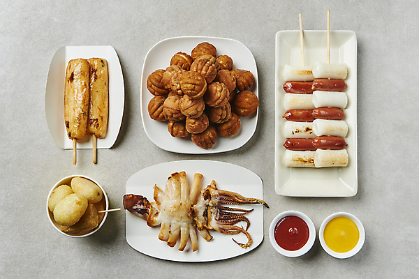 포토 JPG 스튜디오촬영 접시 회색배경 디저트 실내 사람없음 하이앵글 종이컵 케첩 머스터드 종지 이쑤시개 통감자 핫바 호도과자 휴게소 반건조오징어 종이접시 소떡소떡 국내포토 그릇 식기 음식 뷰포인트 백그라운드 휴식 감자 내부 컵 과자 회색 소스_음식 꼬치 일회용 오징어 건어물 파일형식