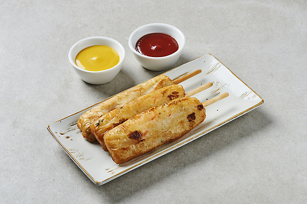 포토 JPG 스튜디오촬영 접시 회색배경 디저트 실내 사람없음 케첩 머스터드 종지 핫바 휴게소 국내포토 그릇 식기 음식 백그라운드 휴식 내부 회색 소스_음식 파일형식