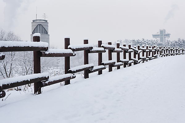 포토 JPG 주간 공원 설경 겨울 사람없음 야외 건물 울타리 산책로 추위 눈 겨울풍경 눈덮임 국내포토 자연요소 건축물 계절 공공시설 길 컨셉 날씨 풍경 담장 파일형식