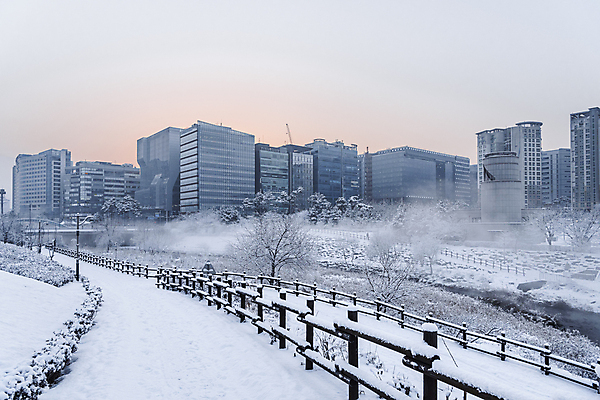 포토 JPG 주간 공원 설경 겨울 빌딩 사람없음 야외 건물 울타리 산책로 추위 눈 도시 겨울풍경 눈덮임 국내포토 자연요소 건축물 계절 공공시설 길 컨셉 날씨 풍경 담장 파일형식