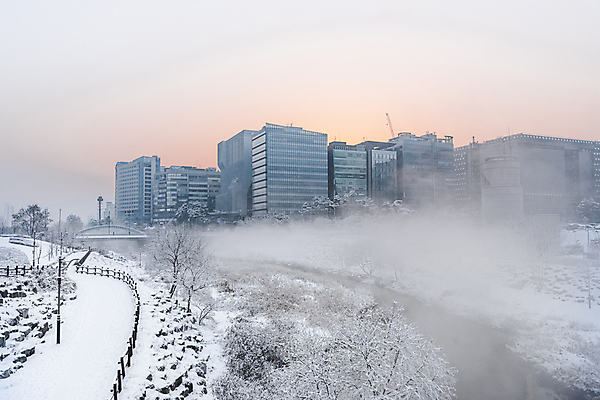 포토 JPG 주간 공원 설경 겨울 빌딩 사람없음 야외 건물 강 산책로 추위 눈 도시 겨울풍경 눈덮임 국내포토 자연요소 건축물 계절 공공시설 길 컨셉 날씨 풍경 파일형식