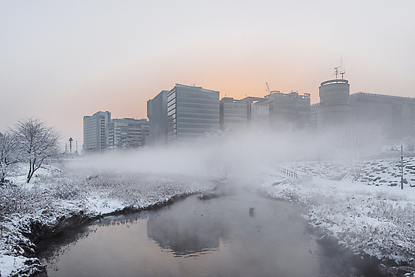 포토 JPG 주간 공원 설경 겨울 빌딩 사람없음 야외 건물 강 추위 눈 도시 흐림 겨울풍경 눈덮임 국내포토 자연요소 건축물 계절 공공시설 컨셉 날씨 풍경 파일형식