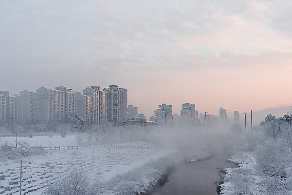 포토 JPG 주간 공원 설경 겨울 하늘 빌딩 사람없음 야외 건물 강 추위 눈 도시 겨울풍경 눈덮임 국내포토 자연요소 건축물 계절 공공시설 컨셉 날씨 풍경 파일형식