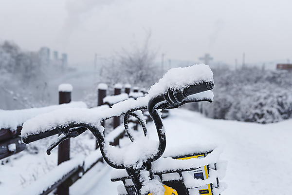 포토 JPG 주간 공원 설경 겨울 사람없음 야외 울타리 자전거 추위 눈 흐림 겨울풍경 눈덮임 국내포토 자연요소 계절 공공시설 컨셉 날씨 풍경 담장 바이크 파일형식