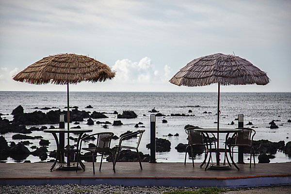 포토 JPG 주간 구름 바다 하늘 휴식 풍경 사람없음 야외 제주도 발코니 돌_바위 파라솔 야외의자 야외테라스 야외테이블 한가함 휴식처 국내포토 자연요소 컨셉 의자 탁자 한국 파일형식