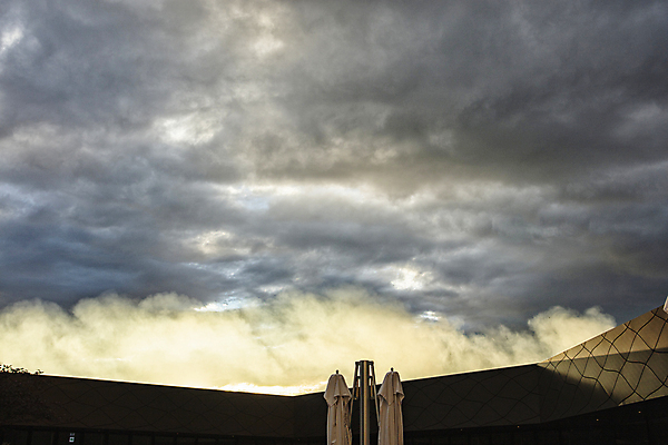 포토 JPG 구름 하늘 풍경 사람없음 야외 일몰 파라솔 연기 야간 경기도 흐림 일산 국내포토 자연요소 날씨 한국 노을 파일형식