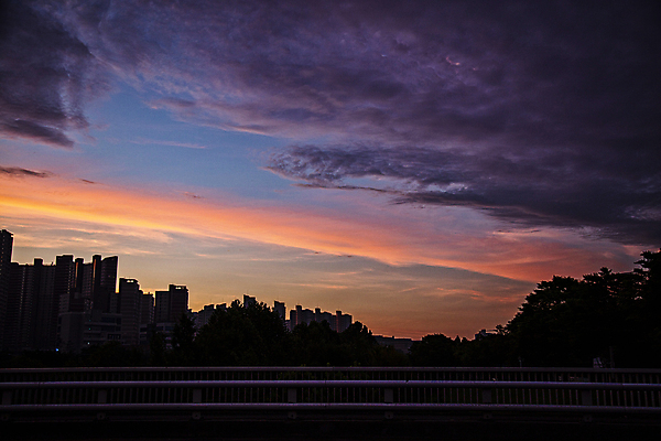 포토 JPG 구름 실루엣 하늘 풍경 빌딩 사람없음 야외 건물 새벽 도시 경기도 일산 국내포토 자연요소 건축물 한국 촬영기법 파일형식