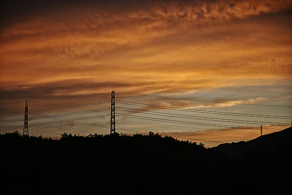 포토 JPG 구름 실루엣 하늘 산 풍경 사람없음 야외 일몰 야간 강원도 송전탑 국내포토 자연요소 한국 촬영기법 노을 탑 파일형식