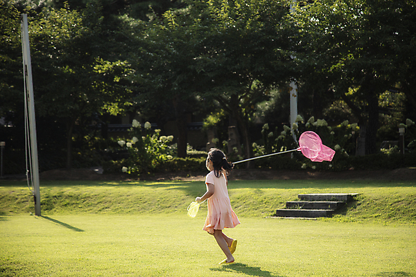 포토 JPG 주간 전신 여자 어린이 서울 한명 들기 풍경 소녀 잔디 야외 뒷모습 달리기 계단 즐거움 곤충채집 채집망 잠자리잡기 잠자리통 소녀한명만 국내포토 자연요소 식물 1 감정 뷰포인트 곤충 모션 한국 통 사람 수집 여자한명만 소녀만 파일형식