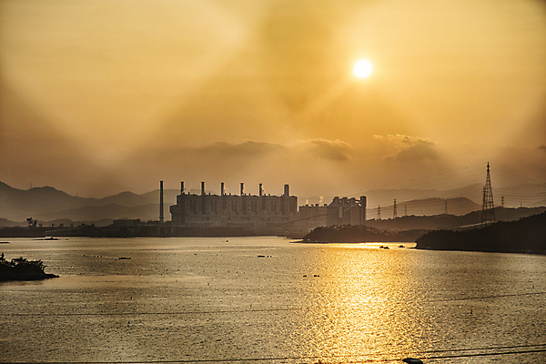 포토 JPG 주간 구름 바다 공장 산 풍경 사람없음 야외 일몰 소프트포커스 철조망 공업단지 거제도 공장시설 공장지대 국내포토 자연요소 섬 공업 촬영기법 노을 시설 거제 파일형식