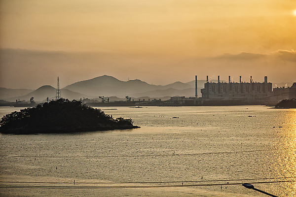 포토 JPG 주간 바다 공장 하늘 산 풍경 사람없음 야외 일몰 공업단지 거제도 공장시설 공장지대 국내포토 자연요소 섬 공업 노을 시설 거제 파일형식