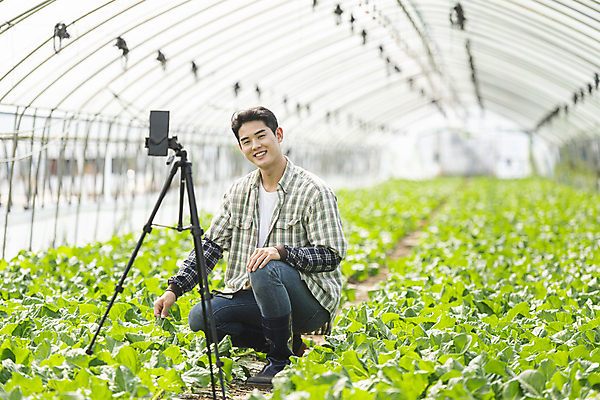 포토 JPG 주간 전신 응시 남자 밭 실내 한명 미소 20대 성인 옆모습 아웃포커스 스마트폰 농사 한국인 가을 농촌 농부 근대 귀농 비닐하우스 삼각대 전원생활 웅크림 성인남자한명만 인터넷방송 크리에이터 1인미디어 유튜버 숍스트리밍 라이브커머스 국내포토 여주시 자연요소 직업 1 시선 계절 뷰포인트 농업 채소 모션 촬영기법 표정 사람 동양인 청년 내부 생활 핸드폰 스마트기기 쇼핑 시골 방송 모바일쇼핑 경기도 남자한명만 성인남자만 파일형식 산업 한국 인종 전자제품 온라인쇼핑 남자만 성인만 아시아 온라인 나라