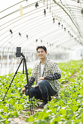 포토 JPG 주간 전신 응시 남자 밭 실내 한명 미소 20대 성인 옆모습 아웃포커스 스마트폰 농사 한국인 가을 농촌 농부 근대 귀농 비닐하우스 삼각대 전원생활 웅크림 성인남자한명만 인터넷방송 크리에이터 1인미디어 유튜버 숍스트리밍 라이브커머스 국내포토 여주시 자연요소 직업 1 시선 계절 뷰포인트 농업 채소 모션 촬영기법 표정 사람 동양인 청년 내부 생활 핸드폰 스마트기기 쇼핑 시골 방송 모바일쇼핑 경기도 남자한명만 성인남자만 파일형식