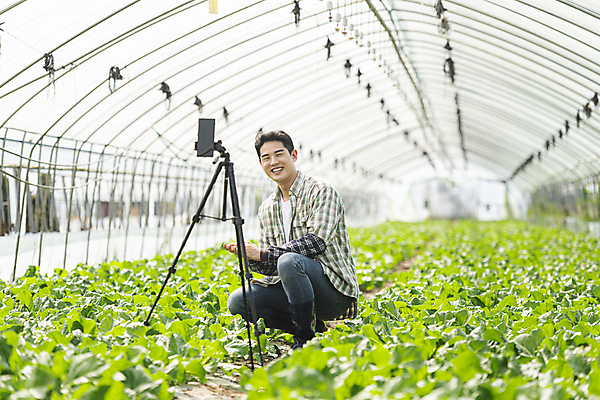포토 JPG 주간 전신 응시 남자 밭 실내 한명 미소 20대 성인 옆모습 아웃포커스 스마트폰 농사 한국인 가을 농촌 농부 근대 귀농 비닐하우스 삼각대 전원생활 웅크림 성인남자한명만 인터넷방송 크리에이터 1인미디어 유튜버 숍스트리밍 라이브커머스 국내포토 여주시 자연요소 직업 1 시선 계절 뷰포인트 농업 채소 모션 촬영기법 표정 사람 동양인 청년 내부 생활 핸드폰 스마트기기 쇼핑 시골 방송 모바일쇼핑 경기도 남자한명만 성인남자만 파일형식