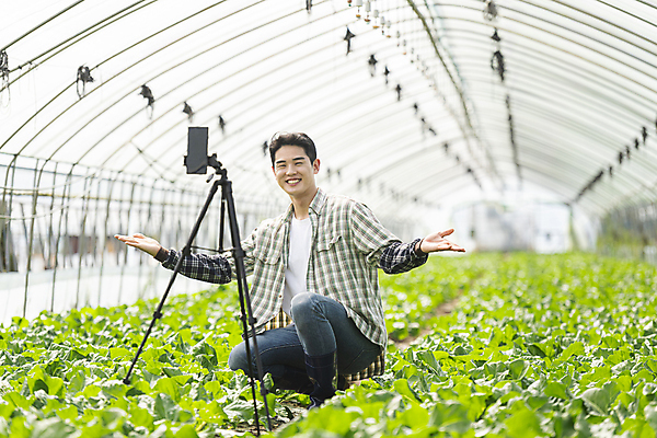 포토 JPG 주간 전신 응시 남자 밭 팔벌리기 실내 한명 미소 20대 성인 앞모습 아웃포커스 스마트폰 농사 한국인 가을 농촌 농부 근대 귀농 비닐하우스 삼각대 전원생활 웅크림 성인남자한명만 인터넷방송 크리에이터 1인미디어 유튜버 숍스트리밍 라이브커머스 국내포토 여주시 자연요소 직업 1 시선 계절 뷰포인트 농업 채소 모션 촬영기법 표정 사람 동양인 청년 내부 생활 핸드폰 스마트기기 쇼핑 시골 방송 모바일쇼핑 경기도 남자한명만 성인남자만 파일형식