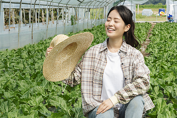 포토 JPG 주간 여자 밭 휴식 실내 한명 미소 들기 앉기 상반신 20대 성인 앞모습 눈감음 한국인 가을 농촌 농부 근대 밀짚모자 귀농 비닐하우스 전원생활 성인여자한명만 국내포토 여주시 자연요소 직업 모자_잡화 1 계절 뷰포인트 컨셉 농업 채소 모션 표정 사람 동양인 청년 내부 생활 시골 경기도 여자한명만 성인여자만 파일형식