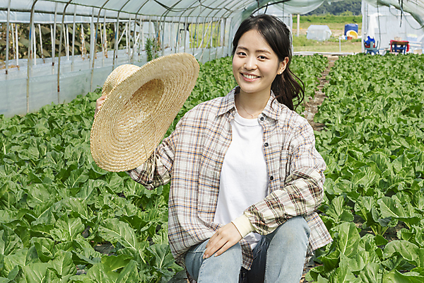 포토 JPG 주간 응시 여자 밭 휴식 실내 한명 미소 들기 앉기 상반신 20대 성인 앞모습 한국인 가을 농촌 농부 근대 밀짚모자 귀농 비닐하우스 전원생활 성인여자한명만 국내포토 여주시 자연요소 직업 모자_잡화 1 시선 계절 뷰포인트 컨셉 농업 채소 모션 표정 사람 동양인 청년 내부 생활 시골 경기도 여자한명만 성인여자만 파일형식