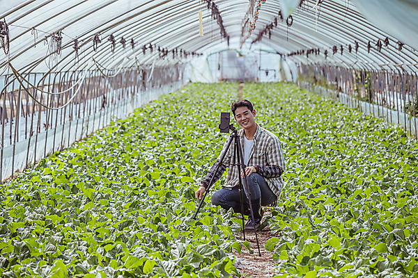 포토 JPG 주간 전신 응시 남자 밭 실내 한명 미소 20대 성인 앞모습 농사 한국인 가을 농촌 농부 근대 귀농 비닐하우스 삼각대 전원생활 웅크림 성인남자한명만 인터넷방송 크리에이터 1인미디어 유튜버 숍스트리밍 라이브커머스 국내포토 여주시 자연요소 직업 1 시선 계절 뷰포인트 농업 채소 모션 표정 사람 동양인 청년 내부 생활 쇼핑 시골 방송 모바일쇼핑 경기도 남자한명만 성인남자만 파일형식