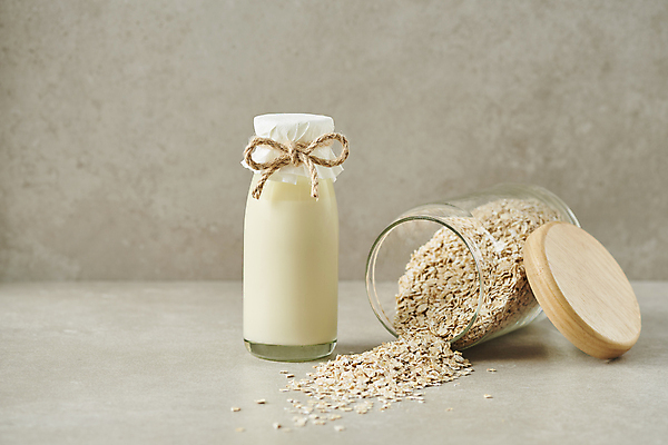 포토 JPG 스튜디오촬영 회색배경 실내 사람없음 뚜껑 신선 우유병 쏟아짐 노끈 건강식 오트밀 비건 귀리 비건음식 귀리우유 국내포토 줄 음식 백그라운드 모션 병_용기 곡류 내부 회색 우유 채식주의자 파일형식