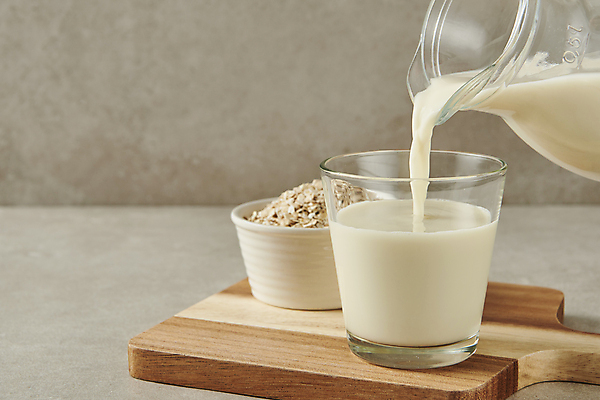 포토 JPG 스튜디오촬영 그릇 회색배경 유리병 잔 실내 사람없음 신선 붓기 건강식 나무도마 오트밀 비건 귀리 비건음식 귀리우유 국내포토 식기 음식 백그라운드 모션 병_용기 곡류 도마 내부 목재 회색 우유 채식주의자 파일형식