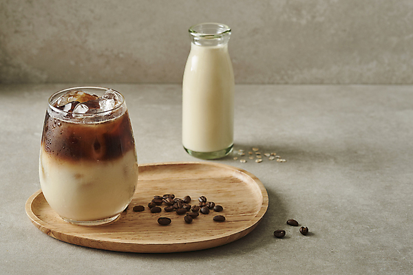 포토 JPG 스튜디오촬영 회색배경 잔 실내 사람없음 얼음 원두 신선 우유병 건강식 나무쟁반 라떼 오트밀 비건 귀리 귀리라떼 비건음식 귀리우유 국내포토 자연요소 식기 커피 음식 백그라운드 병_용기 곡류 쟁반 내부 목재 회색 우유 채식주의자 파일형식