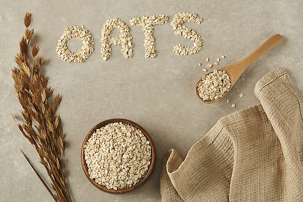 포토 JPG 스튜디오촬영 영어 수저 실내 사람없음 하이앵글 신선 천 나무숟가락 건강식 나무그릇 오트밀 베이지색배경 귀리 국내포토 문자 그릇 식기 음식 뷰포인트 백그라운드 곡류 내부 목재 숟가락 직물 베이지색 파일형식