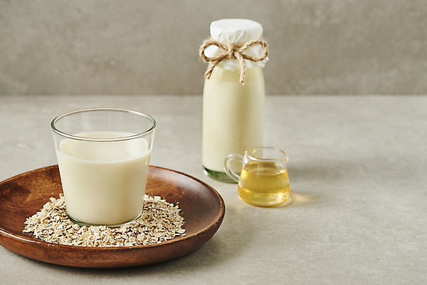 포토 JPG 스튜디오촬영 회색배경 잔 실내 사람없음 신선 우유병 꿀 노끈 건강식 나무접시 시럽컵 오트밀 비건 귀리 비건음식 귀리우유 국내포토 식기 접시 줄 음식 백그라운드 병_용기 곡류 내부 회색 우유 채식주의자 파일형식