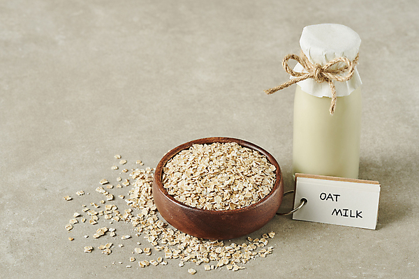 포토 JPG 스튜디오촬영 회색배경 실내 사람없음 메모지 신선 우유병 노끈 건강식 나무그릇 오트밀 비건 귀리 단어장 비건음식 귀리우유 국내포토 그릇 줄 음식 백그라운드 병_용기 곡류 내부 목재 사무용품 공책 회색 우유 채식주의자 파일형식