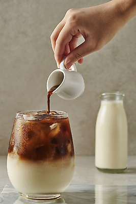 포토 JPG 스튜디오촬영 손 커피 회색배경 잔 실내 들기 신체부위 얼음 신선 붓기 우유병 건강식 라떼 시럽컵 오트밀 비건 귀리 비건음식 귀리우유 국내포토 자연요소 식기 음료 음식 백그라운드 모션 병_용기 곡류 사람 내부 회색 우유 채식주의자 파일형식