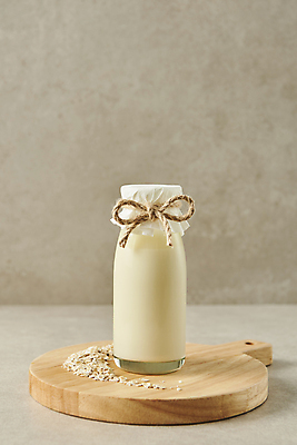 포토 JPG 스튜디오촬영 회색배경 실내 사람없음 신선 우유병 노끈 건강식 나무도마 오트밀 비건 귀리 비건음식 귀리우유 국내포토 줄 음식 백그라운드 병_용기 곡류 도마 내부 목재 회색 우유 채식주의자 파일형식