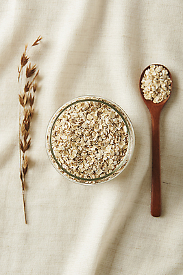 포토 JPG 스튜디오촬영 유리병 실내 사람없음 하이앵글 신선 천 나무숟가락 건강식 오트밀 베이지색배경 귀리 국내포토 음식 뷰포인트 백그라운드 병_용기 곡류 내부 숟가락 직물 베이지색 파일형식