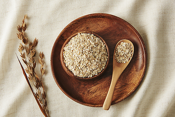 포토 JPG 스튜디오촬영 실내 사람없음 하이앵글 신선 천 담기 나무숟가락 건강식 나무그릇 나무쟁반 오트밀 베이지색배경 귀리 국내포토 그릇 음식 뷰포인트 백그라운드 모션 곡류 쟁반 내부 목재 숟가락 직물 베이지색 파일형식