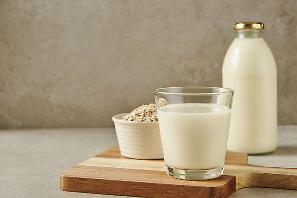 포토 JPG 스튜디오촬영 그릇 회색배경 잔 실내 사람없음 신선 우유병 건강식 나무도마 오트밀 비건 귀리 비건음식 귀리우유 국내포토 식기 음식 백그라운드 병_용기 곡류 도마 내부 목재 회색 우유 채식주의자 파일형식