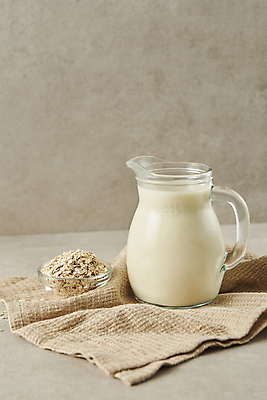 포토 JPG 스튜디오촬영 회색배경 유리병 실내 사람없음 신선 천 유리그릇 건강식 오트밀 비건 귀리 비건음식 귀리우유 국내포토 그릇 음식 백그라운드 유리 병_용기 곡류 내부 회색 우유 직물 채식주의자 파일형식