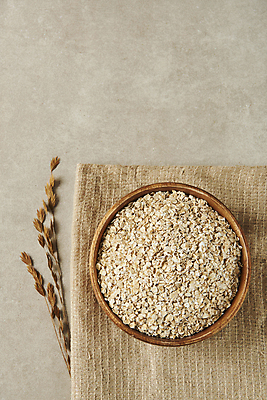 포토 JPG 스튜디오촬영 회색배경 실내 사람없음 하이앵글 신선 천 건강식 나무그릇 오트밀 귀리 국내포토 그릇 음식 뷰포인트 백그라운드 곡류 내부 목재 회색 직물 파일형식